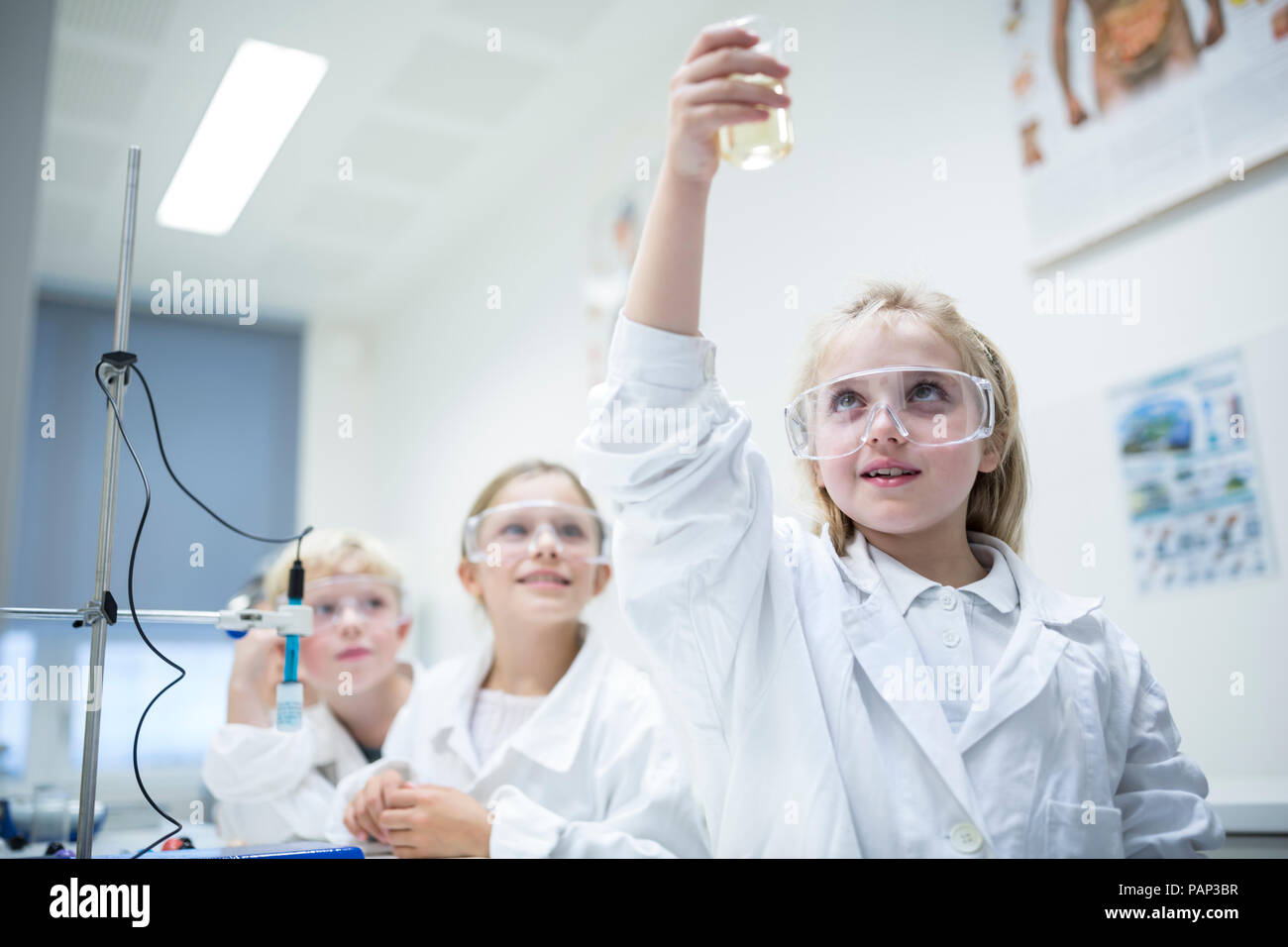 Schüler in Wissenschaft Kategorie experimentieren mit Flüssigkeit Stockfoto