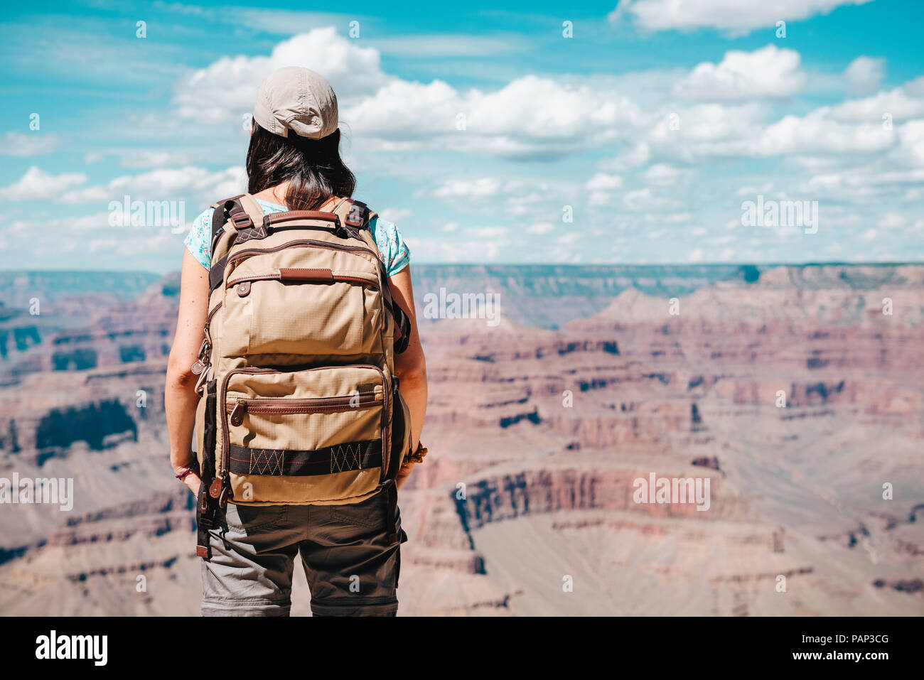 USA, Arizona, der Grand Canyon National Park, junge Frau mit Rucksack erkunden und genießen die Landschaft Stockfoto