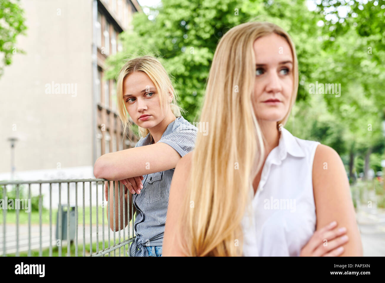 Zwei unzufriedenen jungen Frauen im Freien Stockfoto