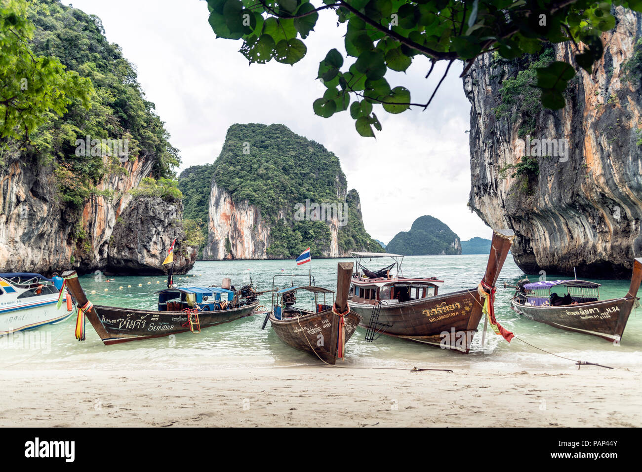 Thailand, Koh Yao Noi, typischen hölzernen Boote am Meer Stockfoto