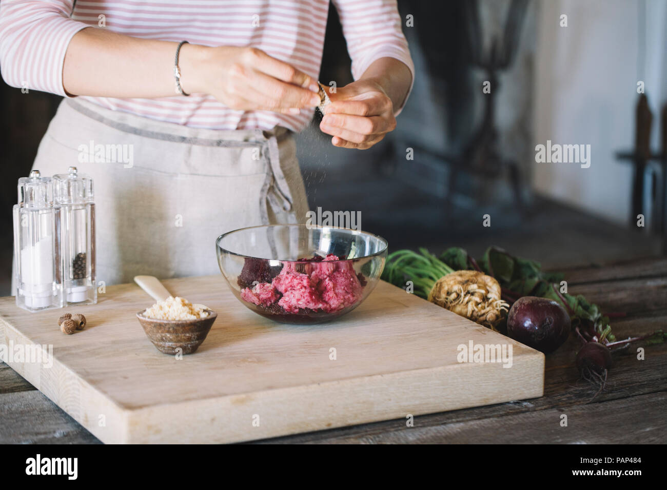 Vorbereitung der Rote-bete-Ravioli mit Salbei und Butter, abgeriebene Muskatnuss Stockfoto