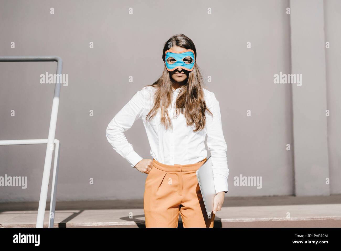 Die Frau mit der Maske Holding digital Tablet Stockfoto