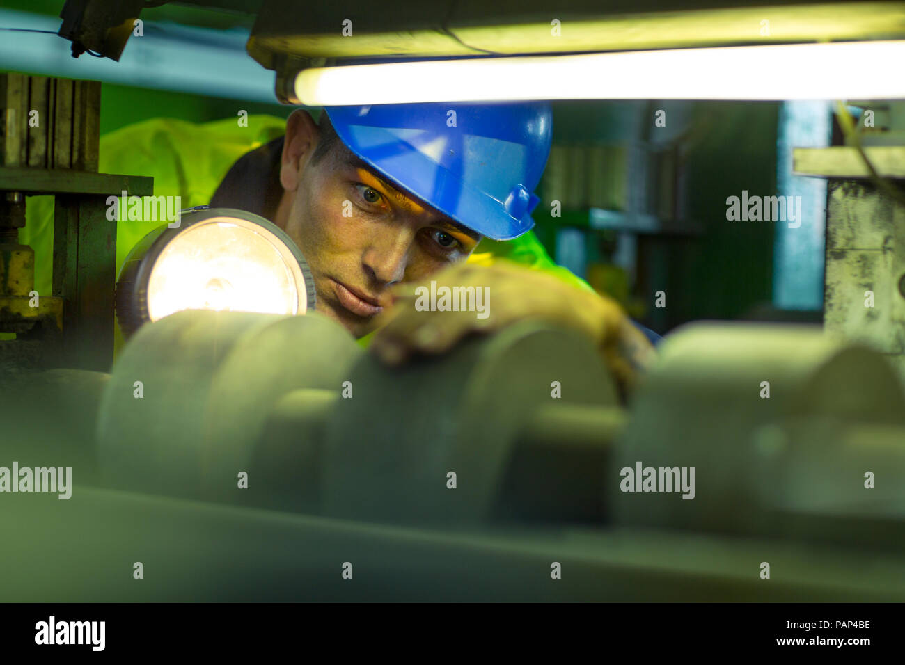 Ingenieur in industriellen Anlagen Inspektion von Maschinen Stockfoto