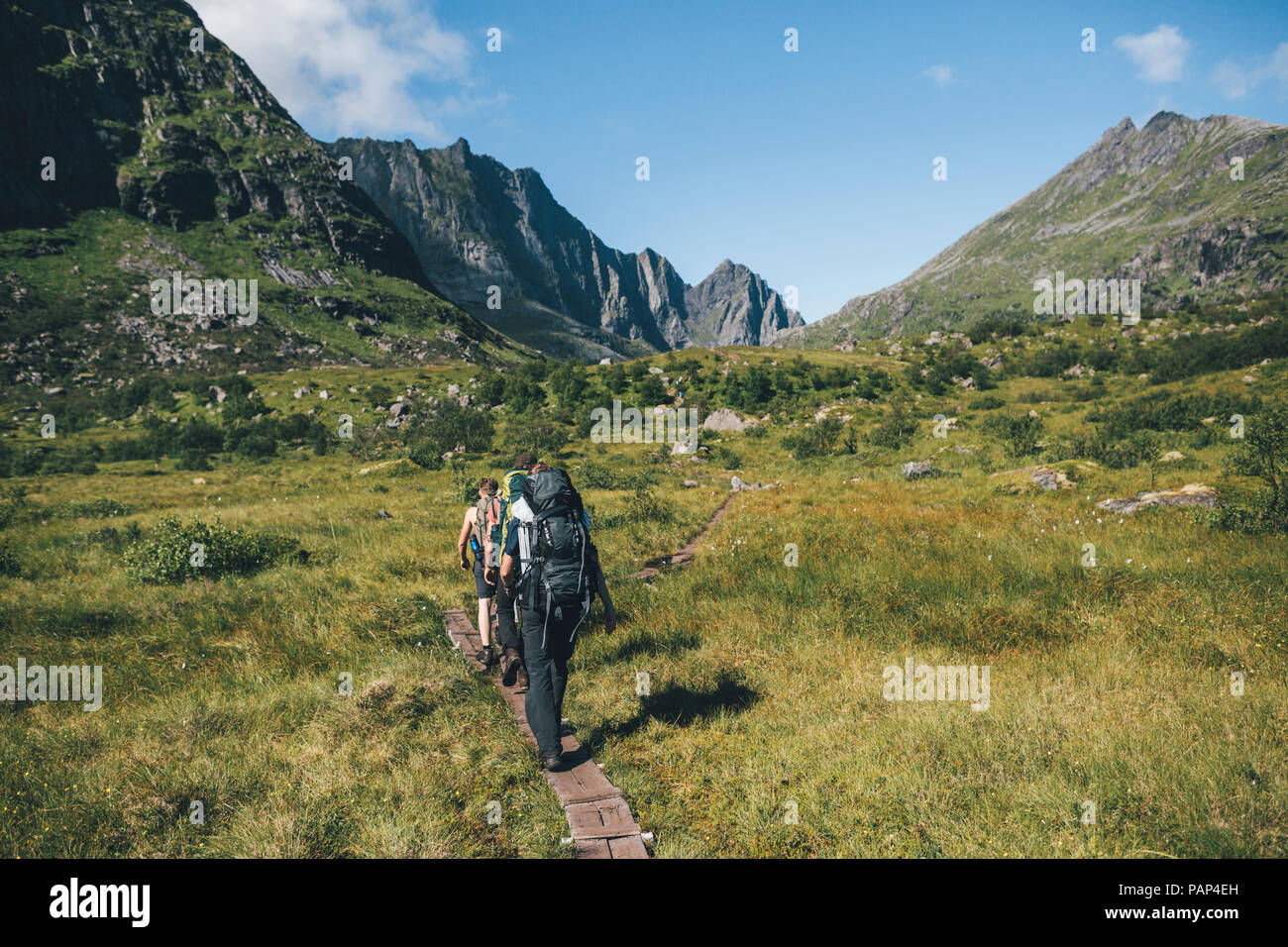 Norwegen, Lofoten, Moskenesoy, junge Männer wandern am Litljordtinden Stockfoto