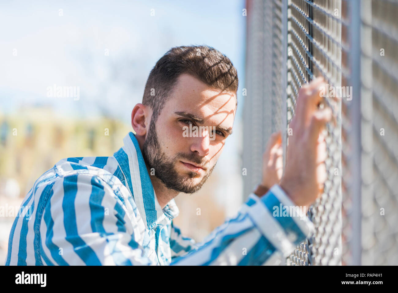 Junger Mann auf einem Raster Bärtigen Stockfoto
