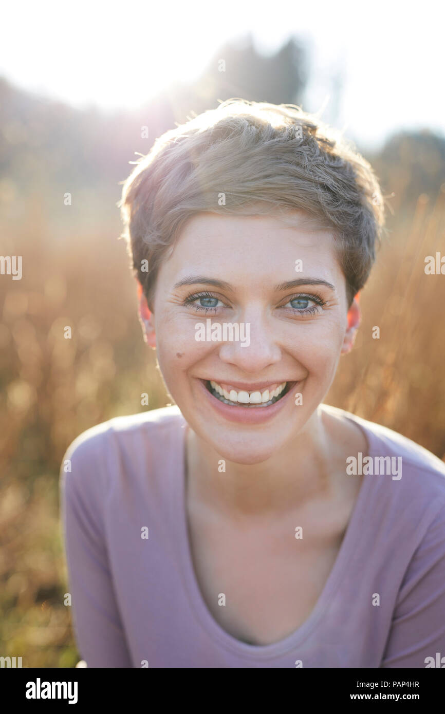 Portrait von lachenden Frau in der Natur Stockfoto
