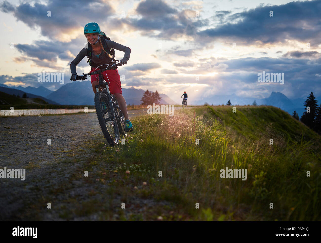 Österreich, Tirol, männlichen und weiblichen Downhill Mountain Biker Stockfoto