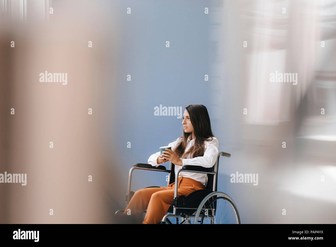 Junge behinderte Frau sitzt im Rollstuhl, schauen besorgt Stockfoto