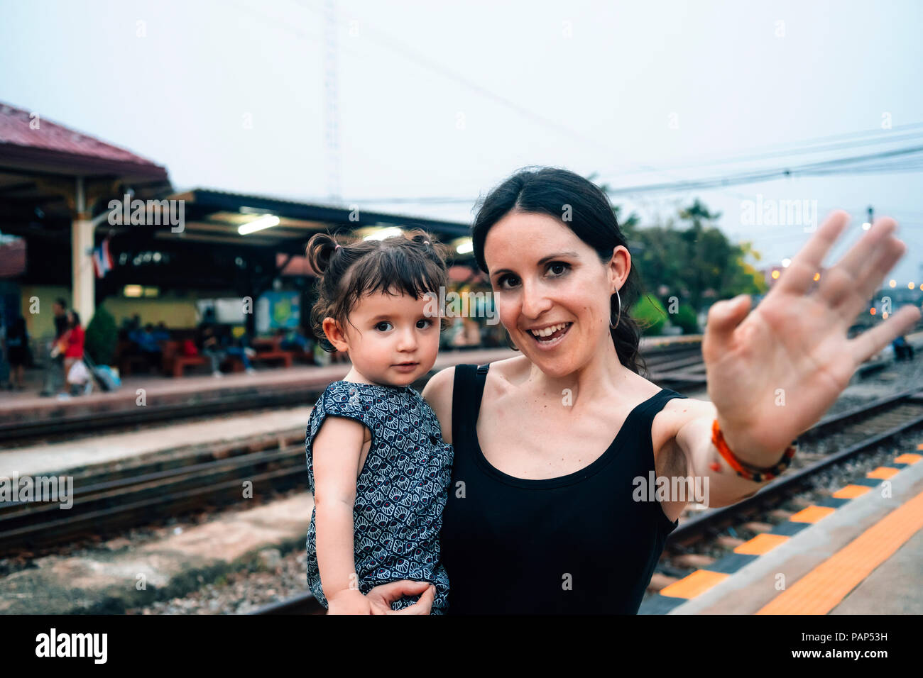 Thailand, Ayutthaya, Portrait von Mutter und Tochter Abschied am Bahnhof Stockfoto