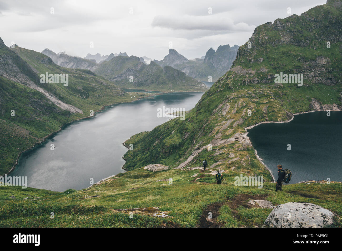 Norwegen, Lofoten, Moskenesoy, Gruppe junger Männer wandern am Vinstad Stockfoto