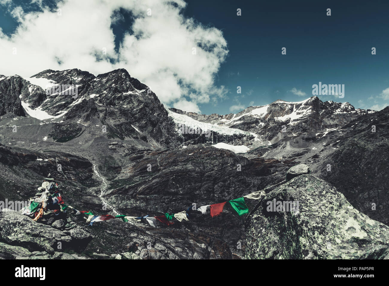 Italien, Lombardei, Mittersill, gebetsfahnen vor Fellaria Gletscher und Piz Palue und Piz Varuna Stockfoto