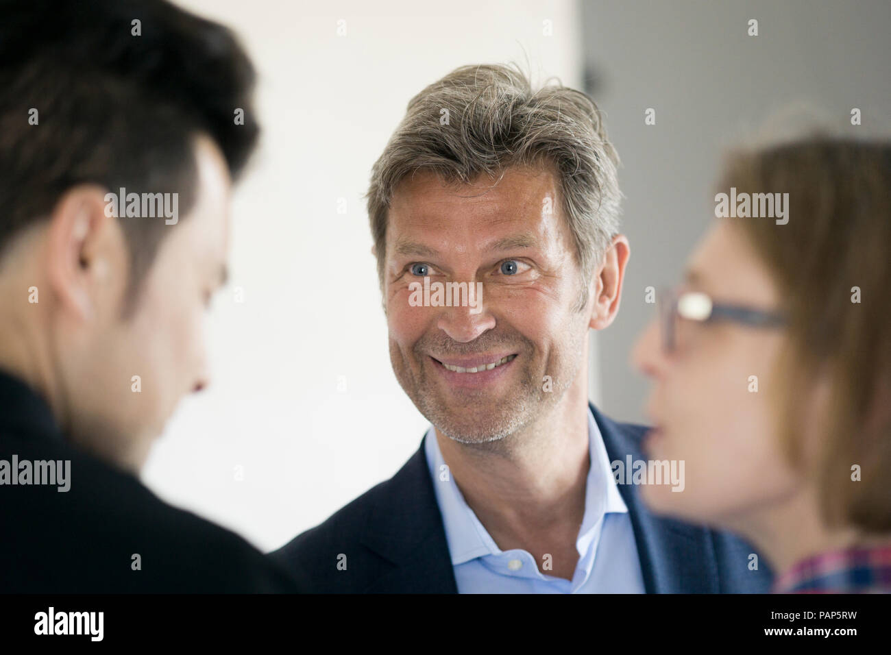 Lächelnd Mann im Anzug auf der Suche Stockfoto