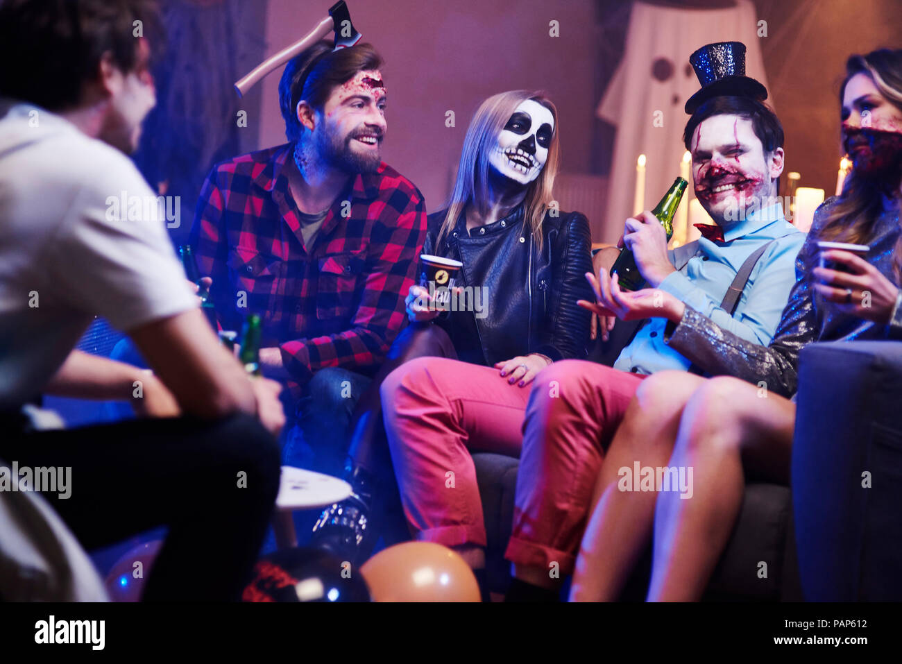 Freunde Spaß haben große Halloween Party Stockfoto