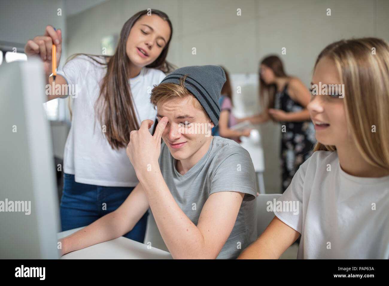 Studenten arbeiten zusammen am Computer in der Klasse Stockfoto
