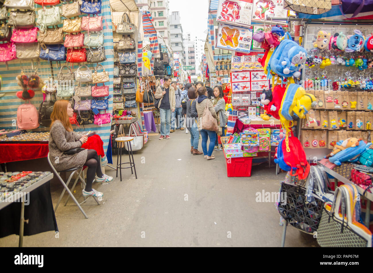 Ladies Market, ein Markt mit vielen Anbietern den Verkauf von Bekleidung, Zubehör, Souvenirs, Street Food in Mong Kok Straße, Hong Kong Stockfoto