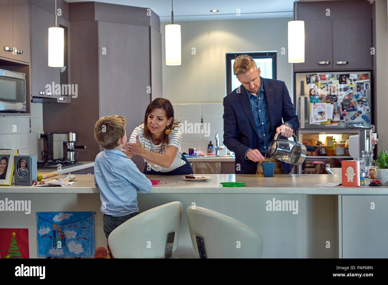 Alltägliche Szene einer Familie in der Küche zu Hause Stockfoto