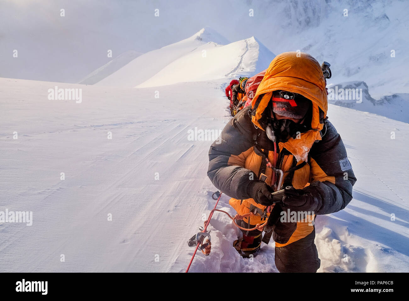 Nepal, Solo Khumbu, Everest, Sagamartha National Park, angeseilt Team aufsteigend, das Tragen von oxigen Masken Stockfoto