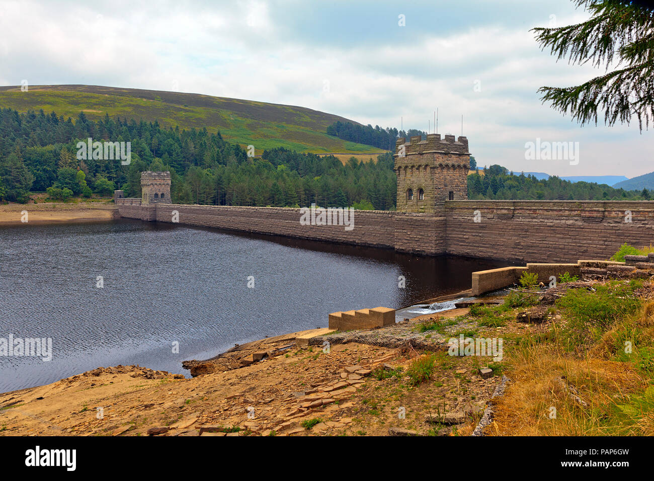 Derwent Resevoir Damm in der oberen Derwent Valley, Derbyshire, bei niedrigem Wasserstand Juli 2018 Stockfoto