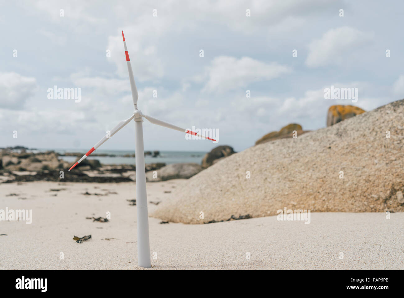 Frankreich, Bretagne, Meneham, Miniatur Wind Turbine am Strand Stockfoto