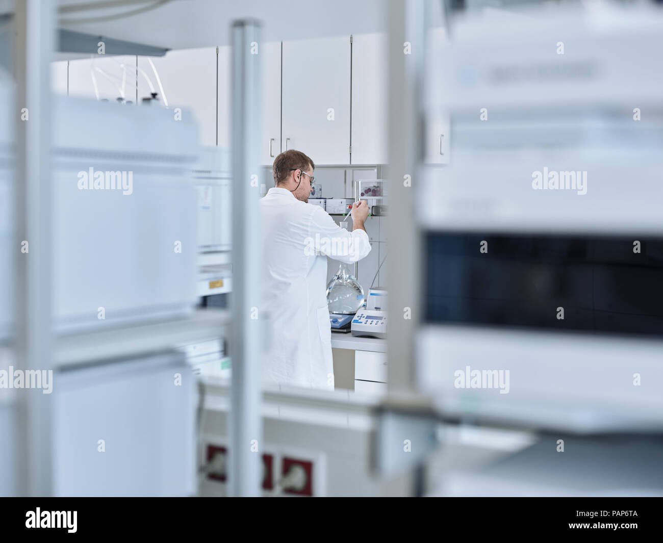 Chemiker arbeitet im Labor Stockfoto