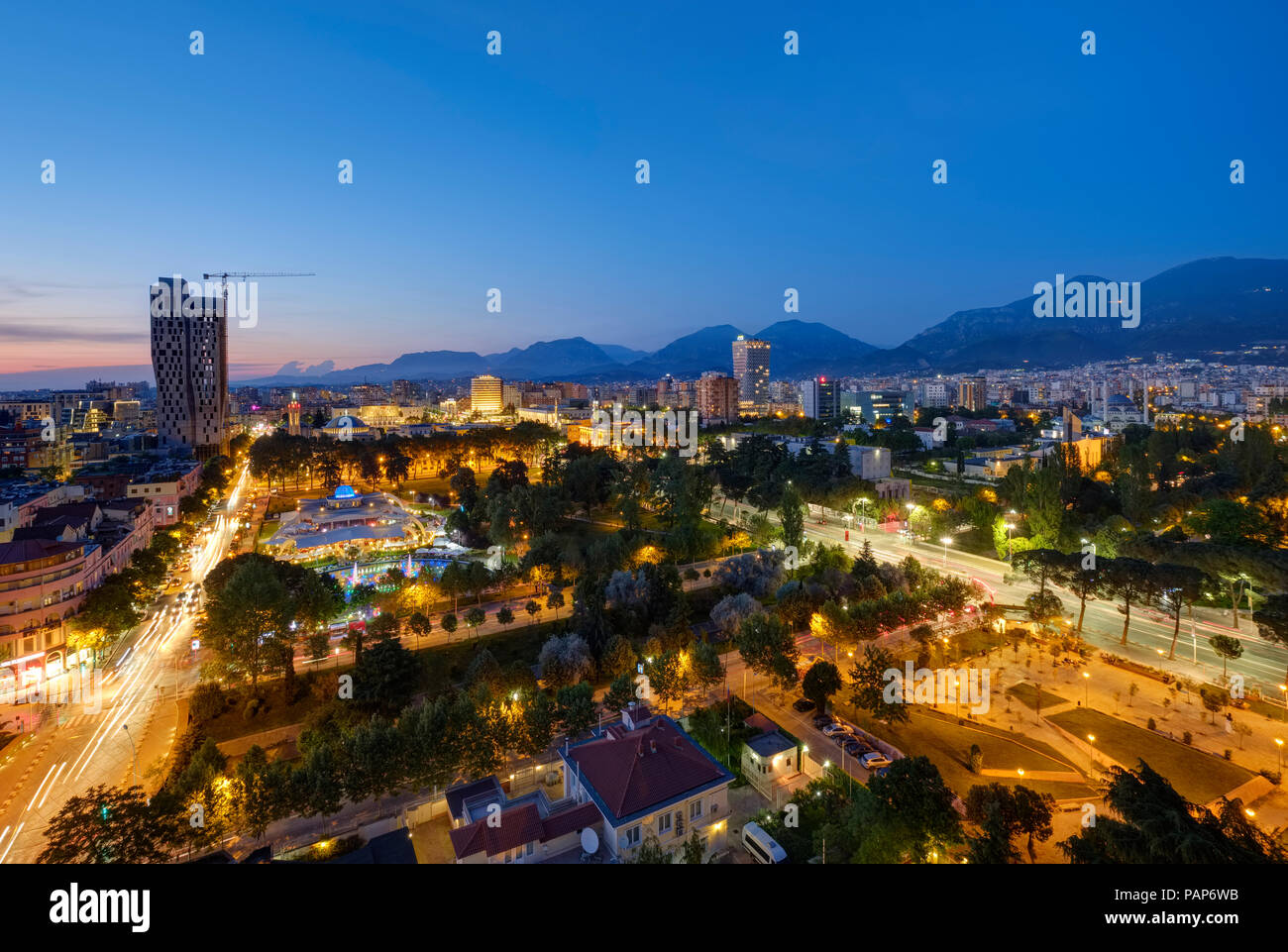 Albanien, Tirana, Rinia Park und die Innenstadt am Abend Stockfoto