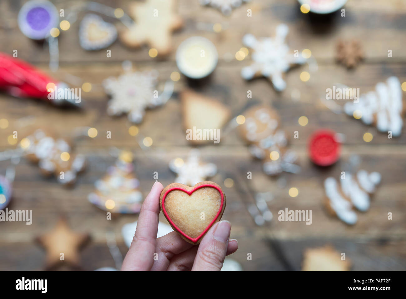 Woman's Hand, die Herzförmigen Lebkuchen cookie, close-up Stockfoto