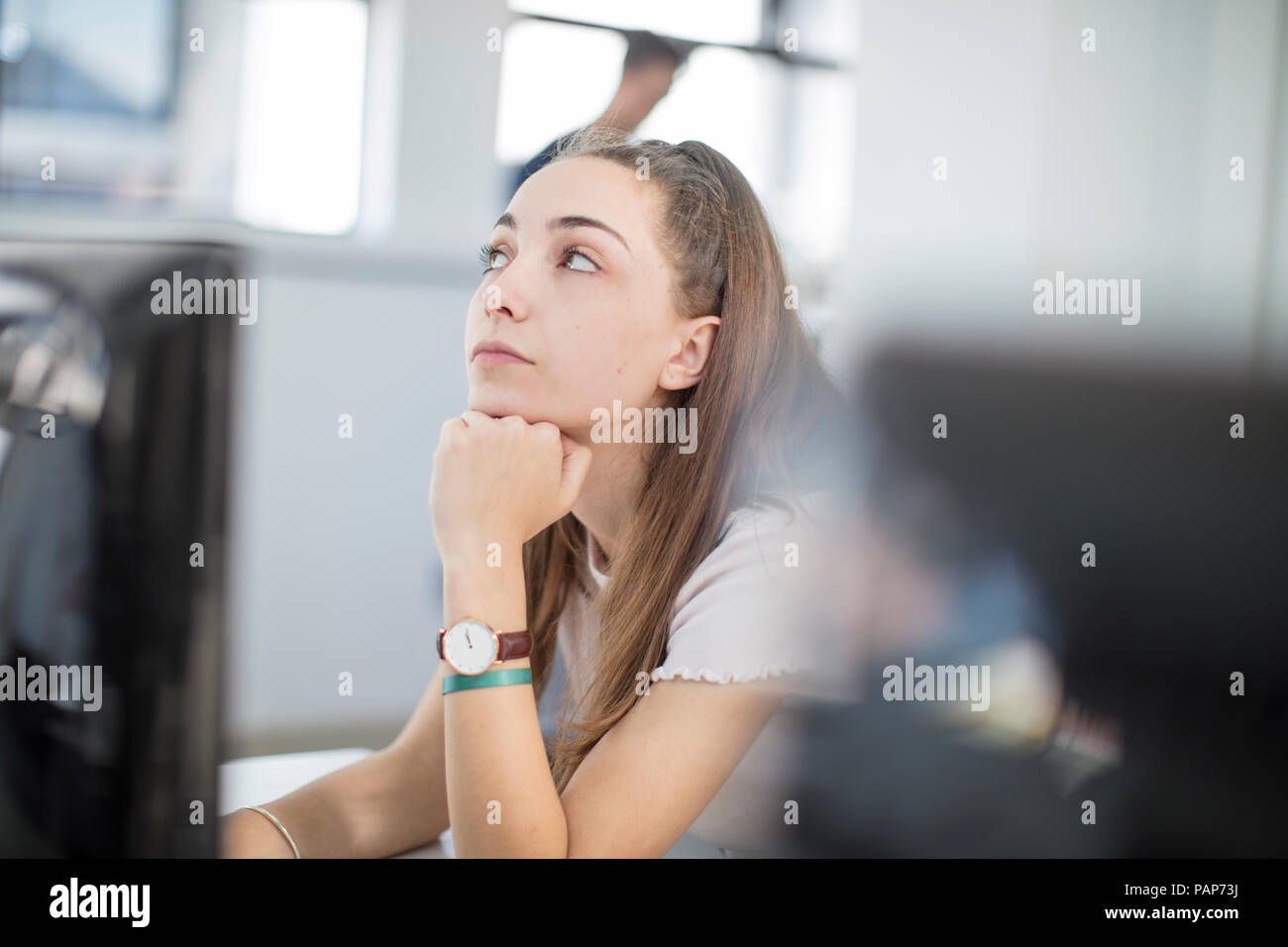 Junges Mädchen Tag träumen in Computer klasse Stockfoto