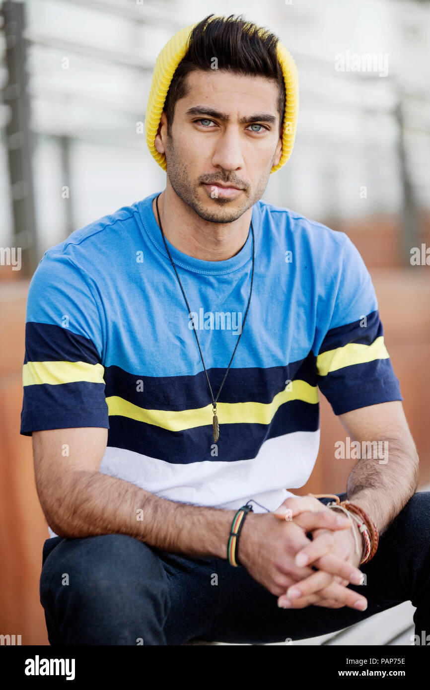 Portrait von modischen jungen Mann mit Kappe ein gestreiftes T-Shirt Stockfoto