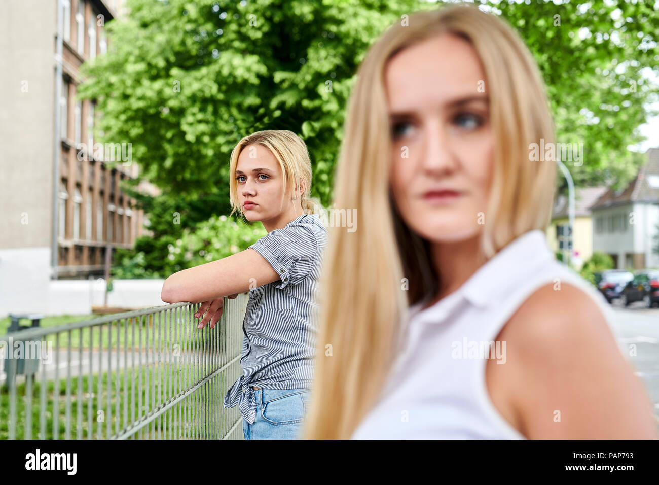 Zwei unzufriedenen jungen Frauen im Freien Stockfoto