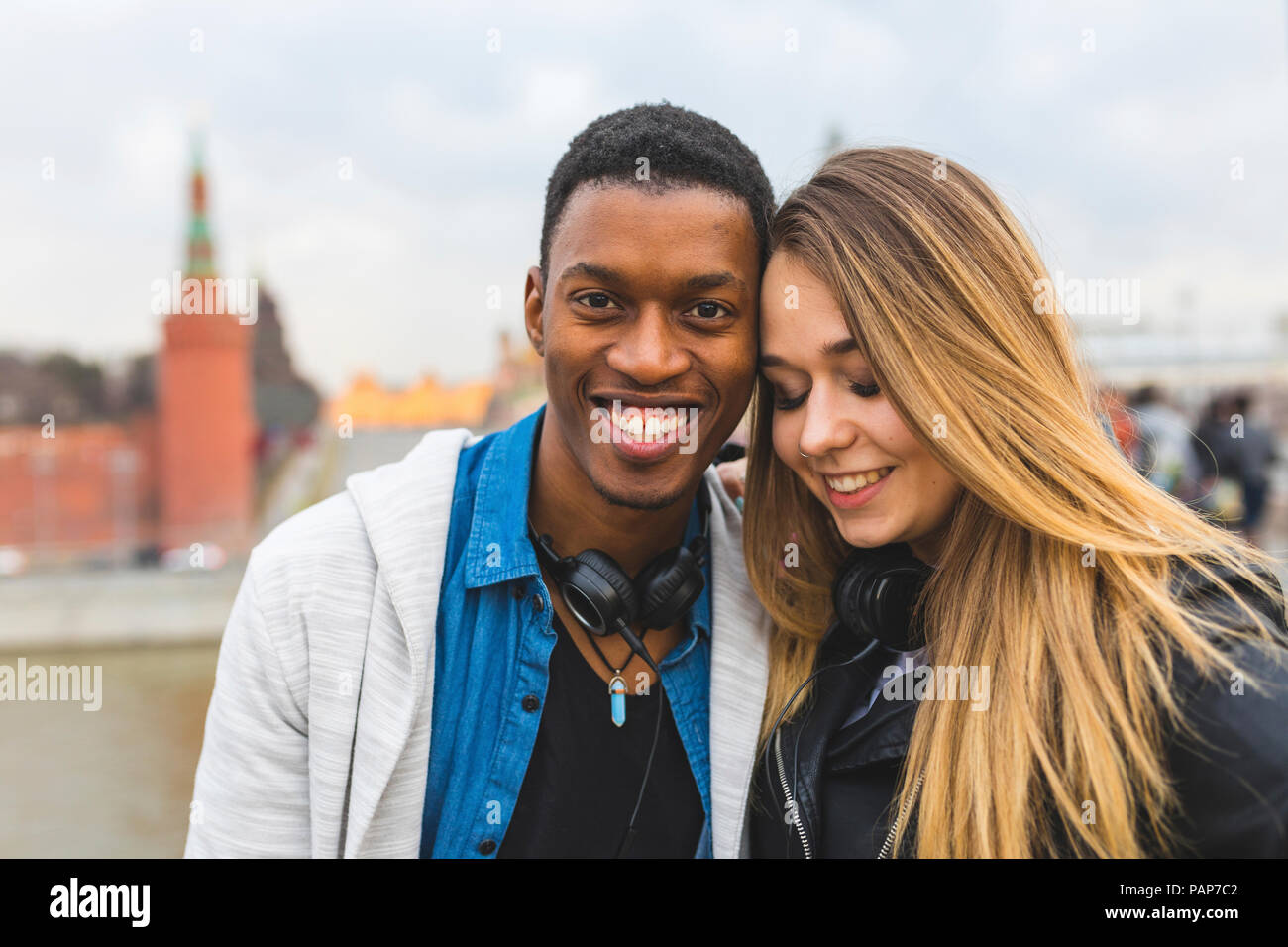 Russland, Moskau, Gemischtrassiges Paar, Portrait in der Stadt Stockfoto