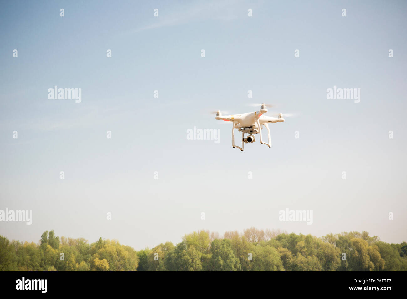 Drohne fliegen in blauer Himmel Stockfoto