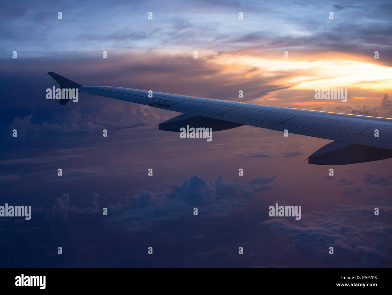 Dramatischer Sonnenaufgang Wolken und Flugzeugflügel Blick aus dem Flugzeug Fensterplatz - Kalkutta, Indien Stockfoto