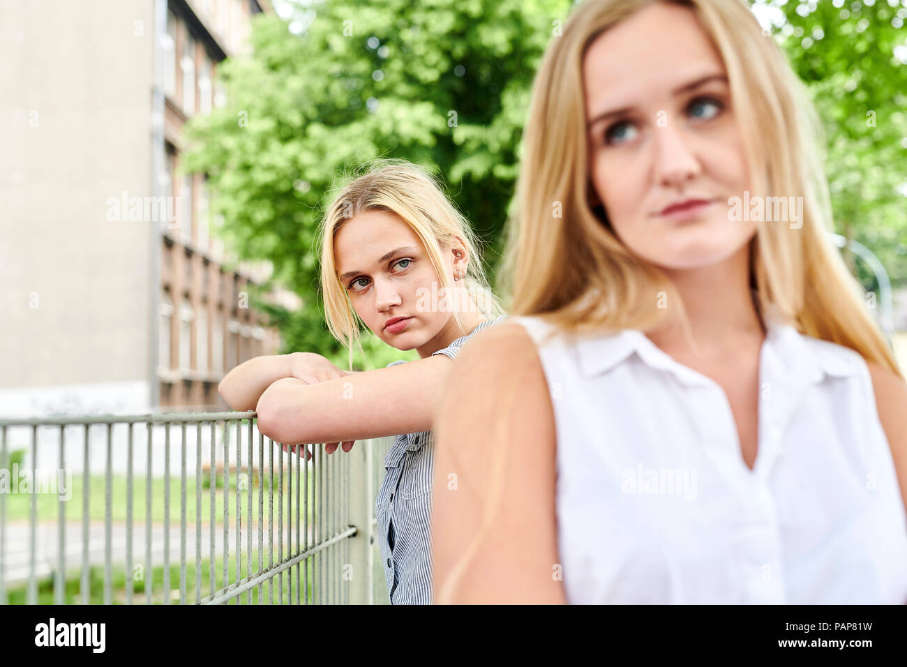 Zwei unzufriedenen jungen Frauen im Freien Stockfoto