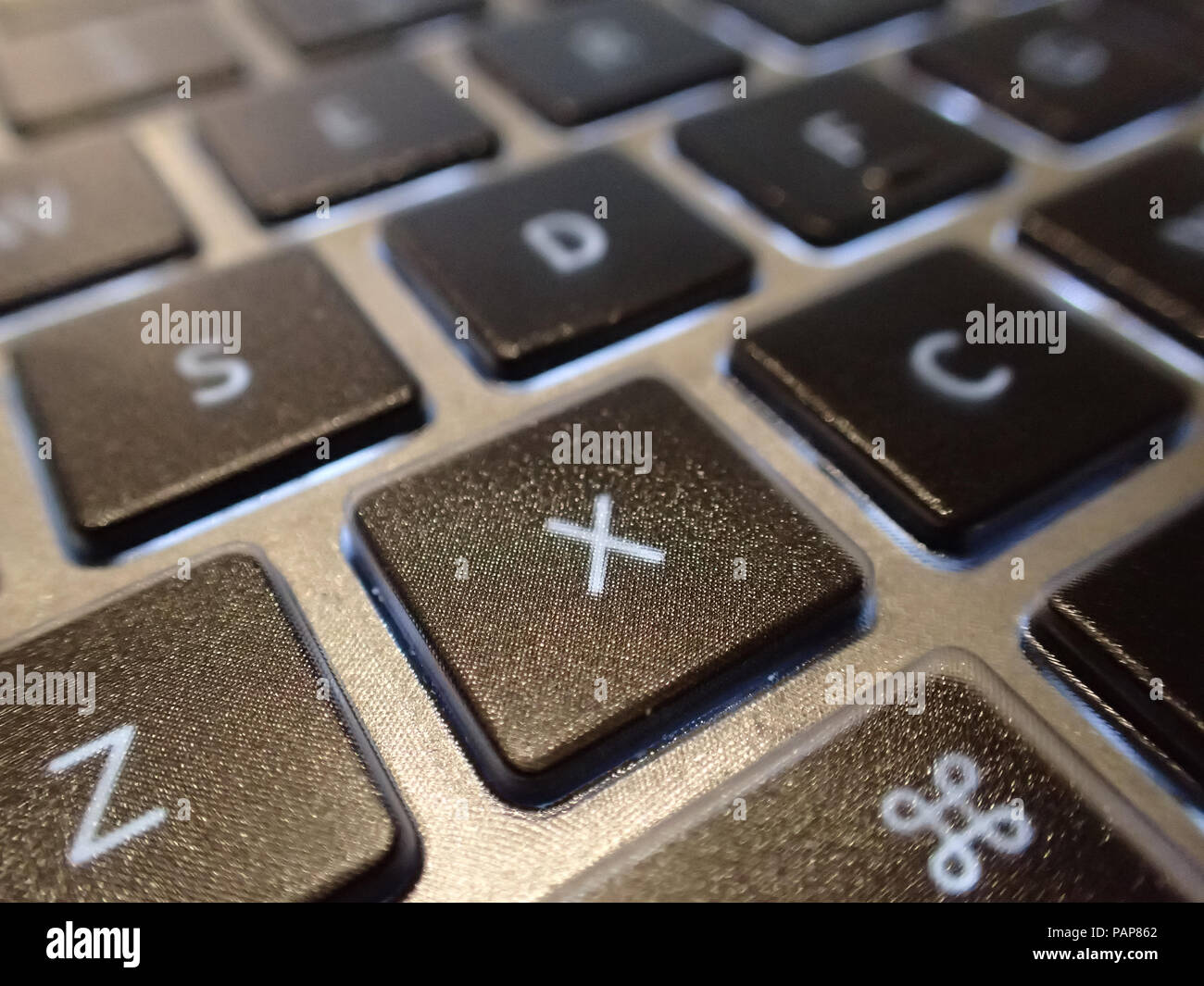 Laptop Tastatur Buchstaben und Tasten - hautnah und von unten beleuchtet Stockfoto