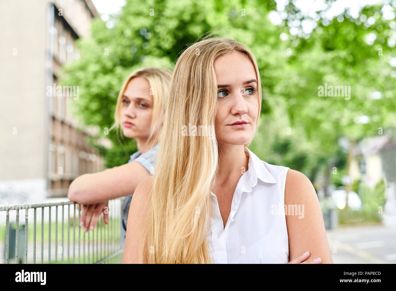 Zwei unzufriedenen jungen Frauen im Freien Stockfoto