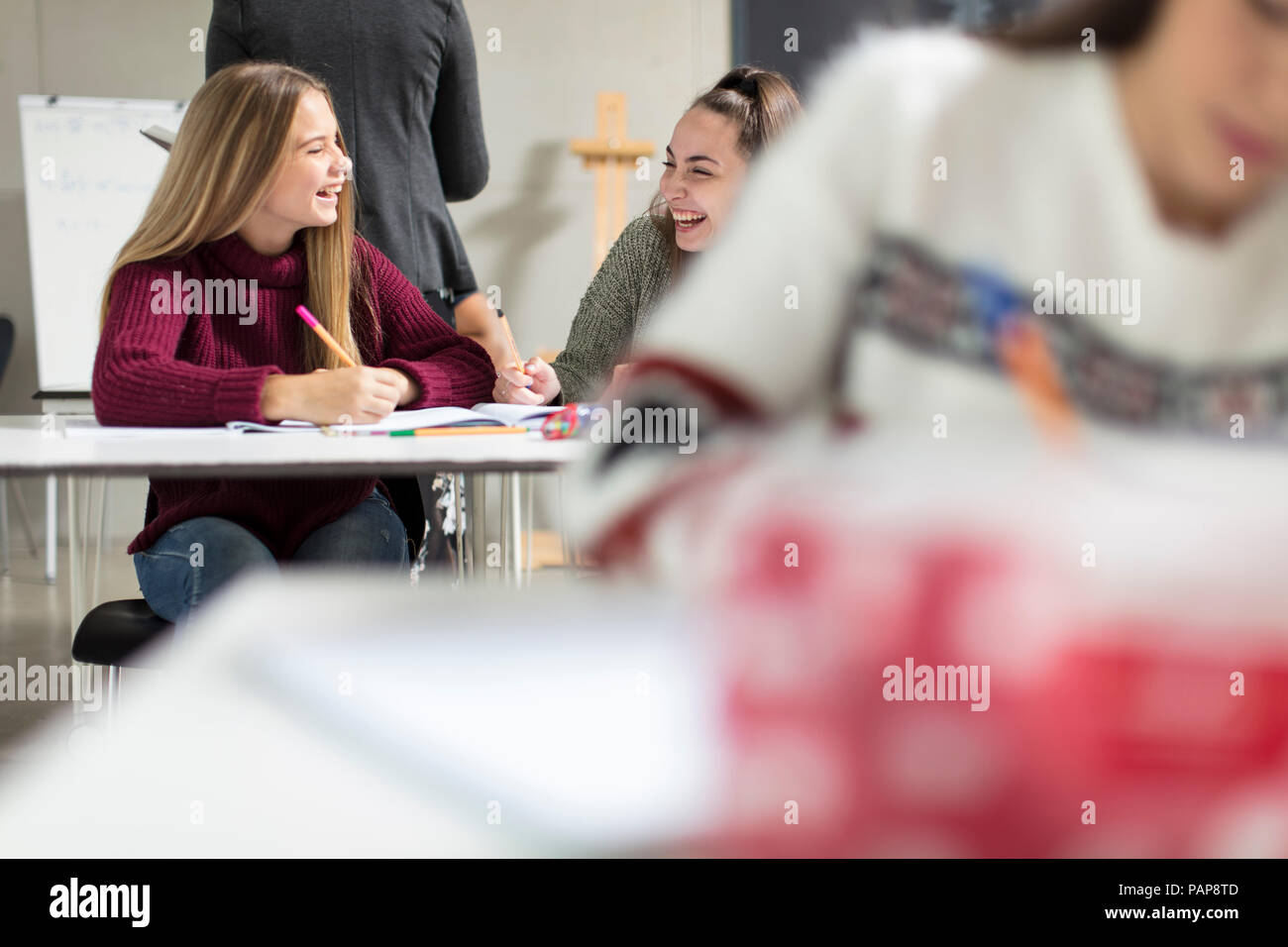 Glückliches Mädchen im Teenager-Alter sprechen in der Klasse Stockfoto
