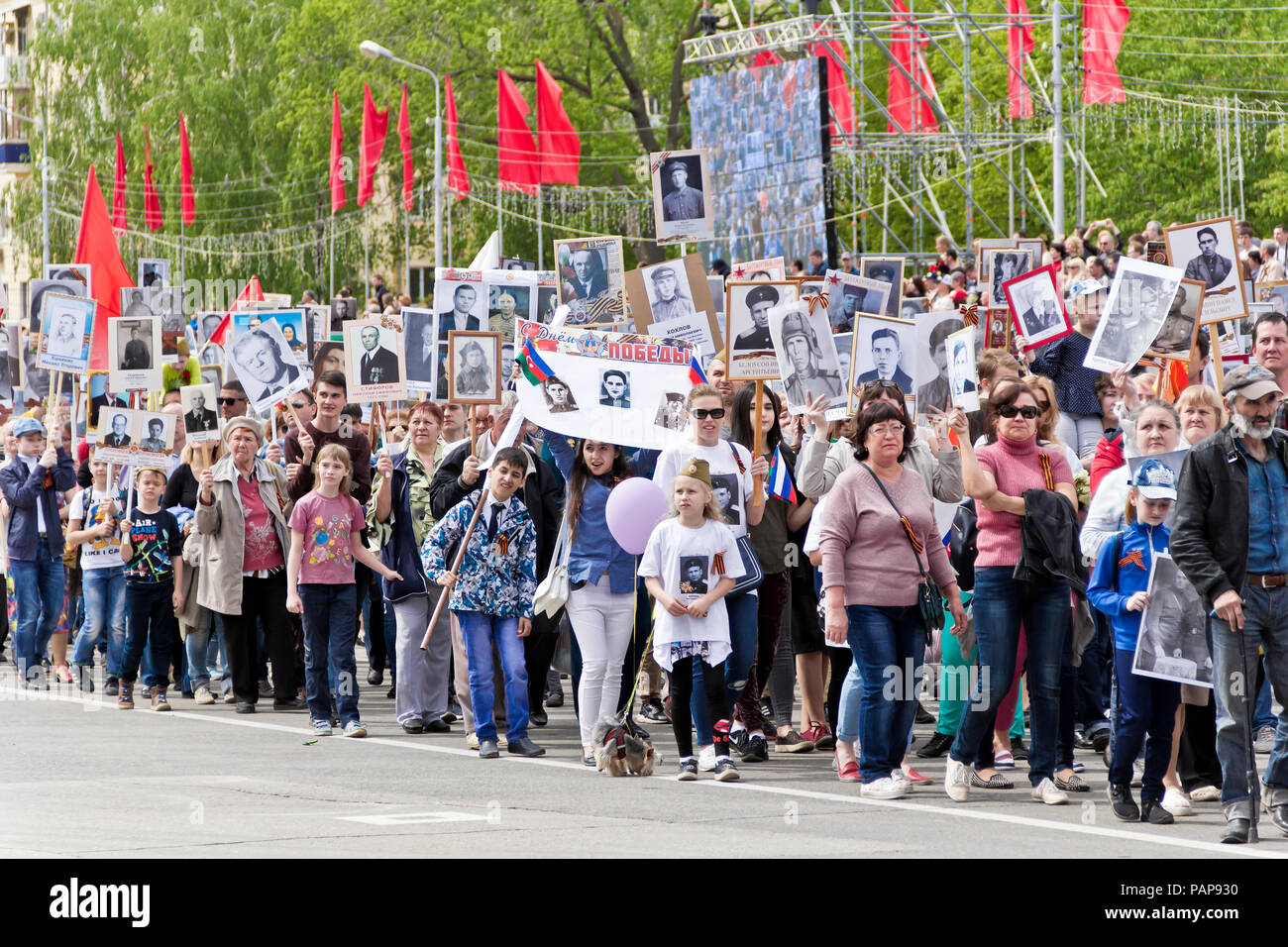 Samara, Russland - 9. Mai 2017: Prozession der Menschen in Unsterbliche Regiment am jährlichen Tag des Sieges Stockfoto