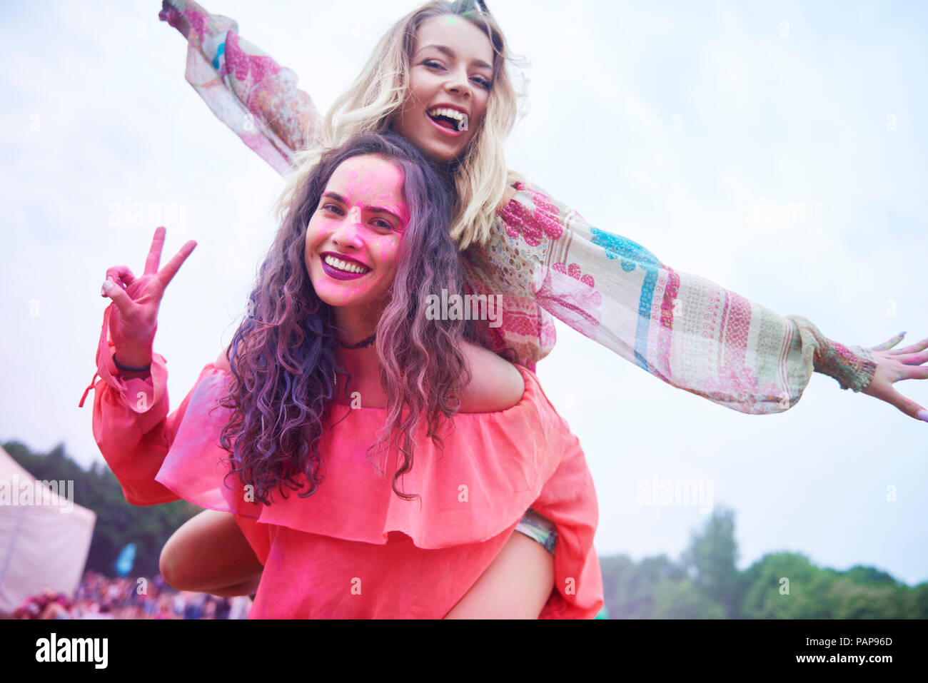 Portrait von verrückten Frauen an der Musik Festival Stockfoto