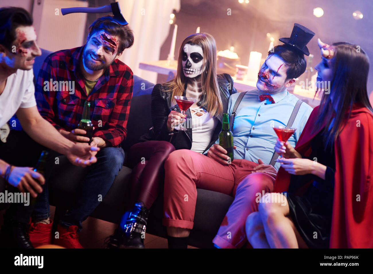 Creepy Freunde an Halloween Party Stockfoto