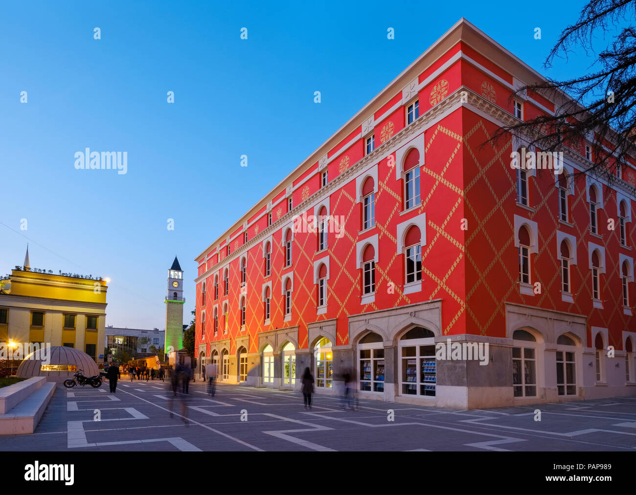 Albanien, Tirana, Clock Tower und Eingeben der Stadtentwicklung, blaue Stunde Stockfoto