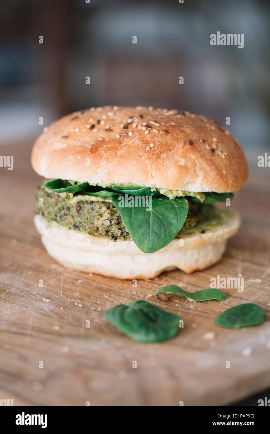Hausgemachte vegane Burger mit Avocado creme Spinat und verzetteln Stockfoto
