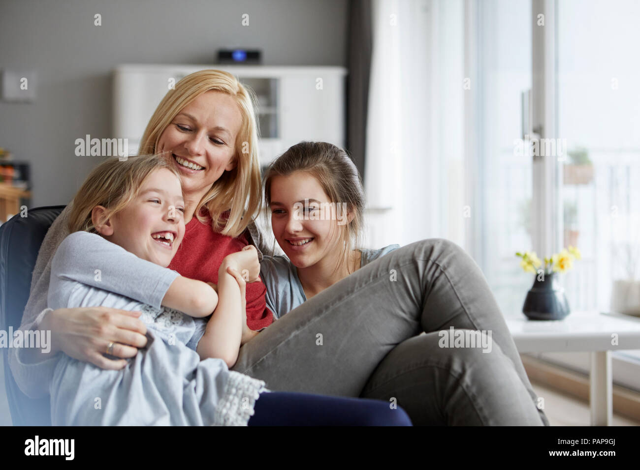 Glückliche Mutter und Töchter Spaß zu Hause in Stockfoto