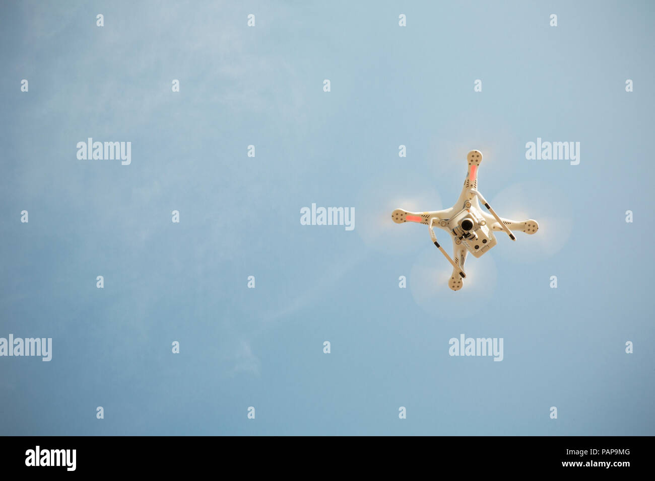 Drohne fliegen in blauer Himmel Stockfoto