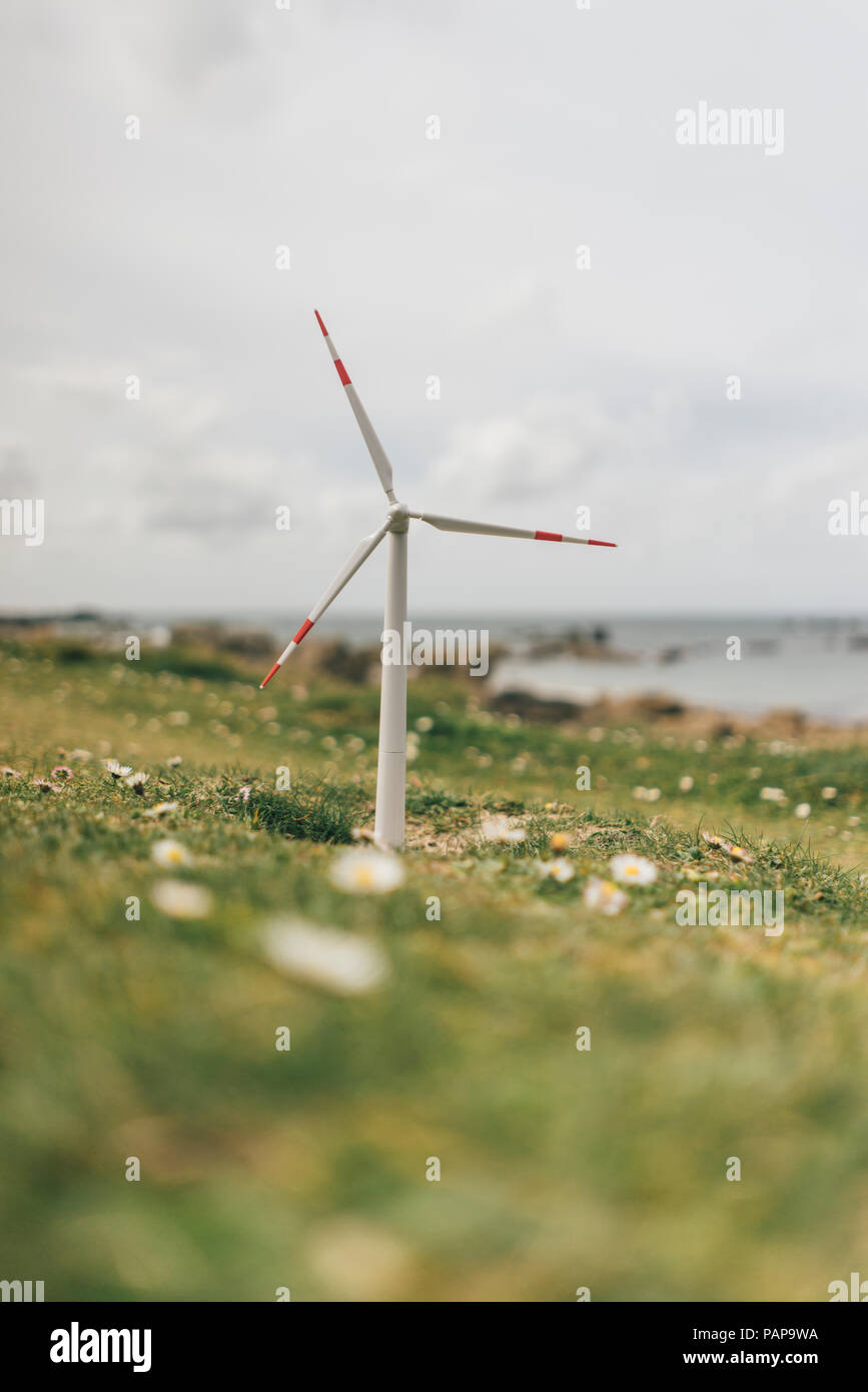 Frankreich, Bretagne, Meneham, Miniatur Wind Turbine an der Küste Stockfoto