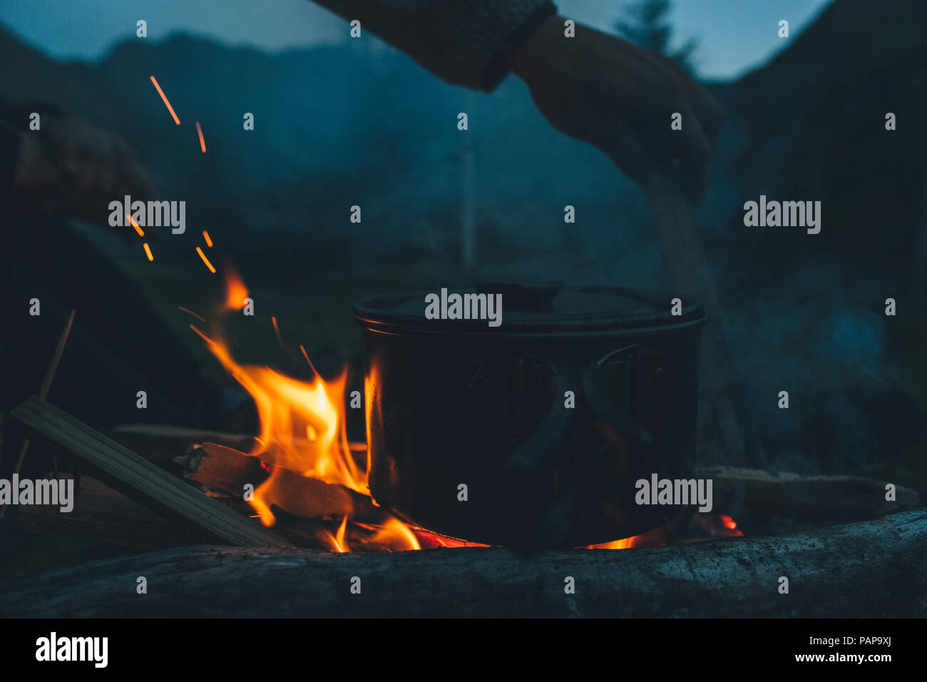 Norwegen, Lofoten, Moskenesoy, Essen Kochen am Lagerfeuer. Stockfoto