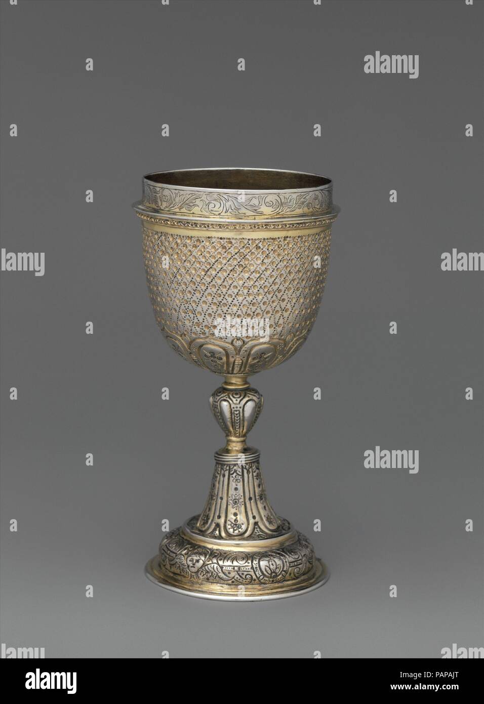 Ständigen Cup (die Hälfte einer double Cup). Kultur: Ungarisch, Kassa. Abmessungen: Insgesamt: 5 3/4 x 2 3/4 x 2 3/4 in. (14,6 x 7 x 7 cm). Schöpfer: Michael Czikos de Tarcal (1601-12). Datum: Anfang des 17. Jahrhunderts. Die gestanzte sich schneidende Linien auf dieser silbernen Schale sind durch die Renaissance Glasmuster reticello (Bedeutung netzartiges), in dem engen Deckweiß Glasstäbe ein feines Gitter design Form mit kleinen Luftblasen in der Mitte jeder Diamant inspiriert. In Metallarbeiten, den sich kreuzenden Linien sind mit einem leichten gelocht springende Punkt. Die große Lippe zeigt an, dass die Schale war ursprünglich eine halbe Doppelzimmer Stockfoto
