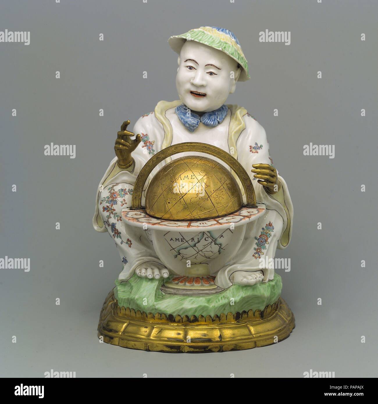 Zwei sitzende Figuren mit Kugeln. Kultur: Französisch, Chantilly. Abmessungen: Höhe: 6 cm. (16,5 cm). Werk: Chantilly (Französisch). Datum: Ca. 1735. Im siebzehnten und achtzehnten Jahrhundert, die asiatischen Länder waren eine große Faszination und Anziehungskraft auf die Europäer. Asiatische Figuren wurden häufig gewählt als Subjekte Keramik und andere Kunstwerke, die in Europa hergestellt zu dekorieren, aber diese Darstellungen waren selten auf Wissen aus erster Hand und somit waren in der Regel phantasievoll. Diese Abbildung eines chinesischen Mann mit einer Kugel sitzt bestimmt dekorativ zu sein, kann aber auch auf Chinas sop anspielen Stockfoto