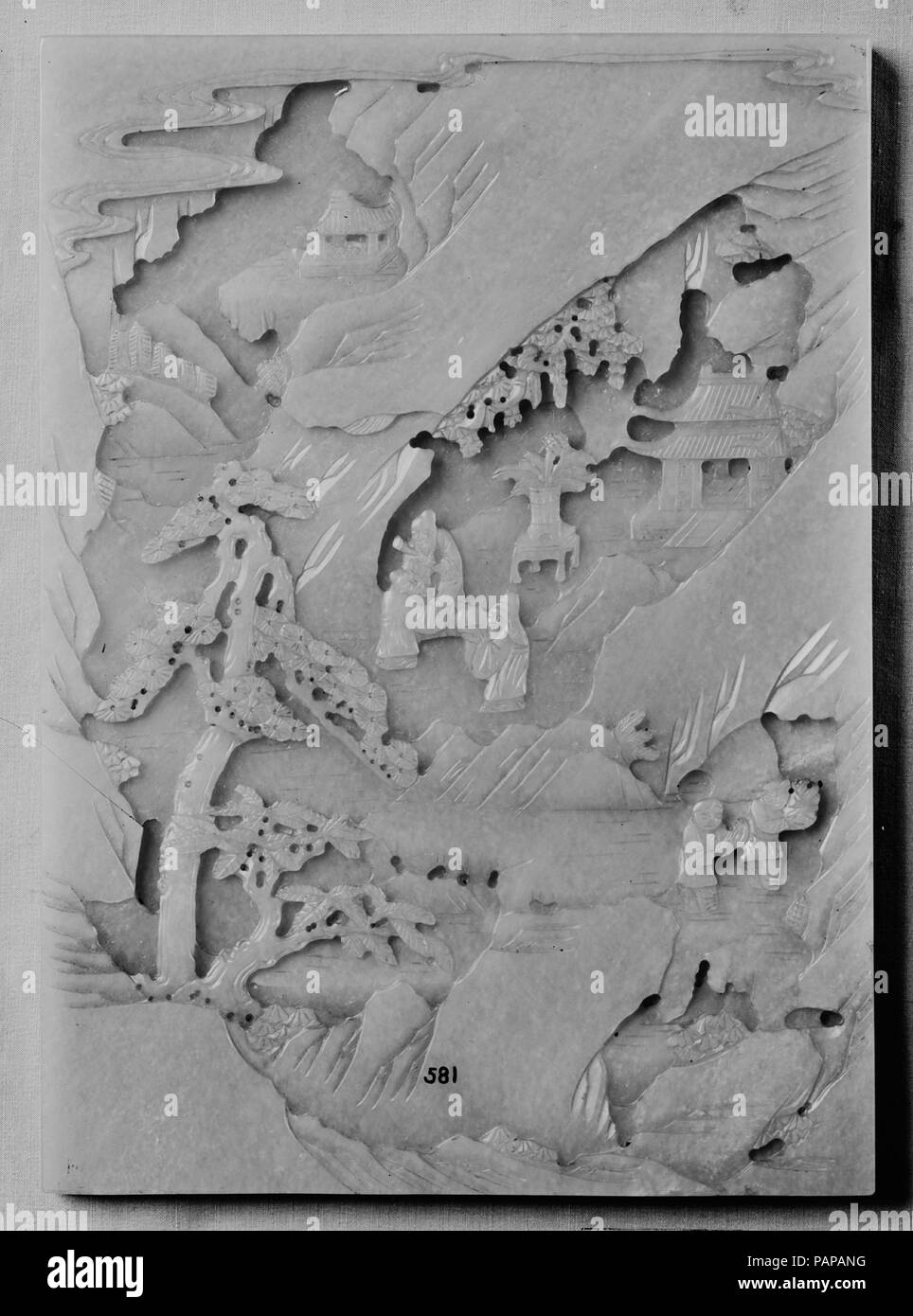 Tabelle angezeigt. Kultur: China. Abmessungen: H.10 in. (25,4 cm); W. 7 3/16 in. (18,2 cm); D. 1/2 in. (1,3 cm). Museum: Metropolitan Museum of Art, New York, USA. Stockfoto