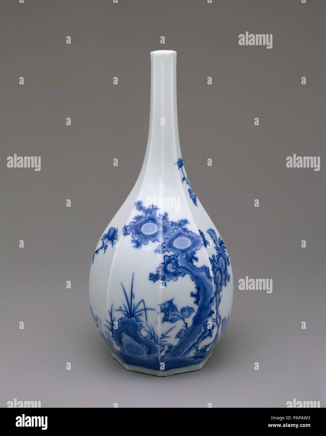 Flasche mit Pfingstrose und Rock. Kultur: Japan. Abmessungen: H. 9 1/16-in. (23 cm). Datum: 18. Museum: Metropolitan Museum of Art, New York, USA. Stockfoto