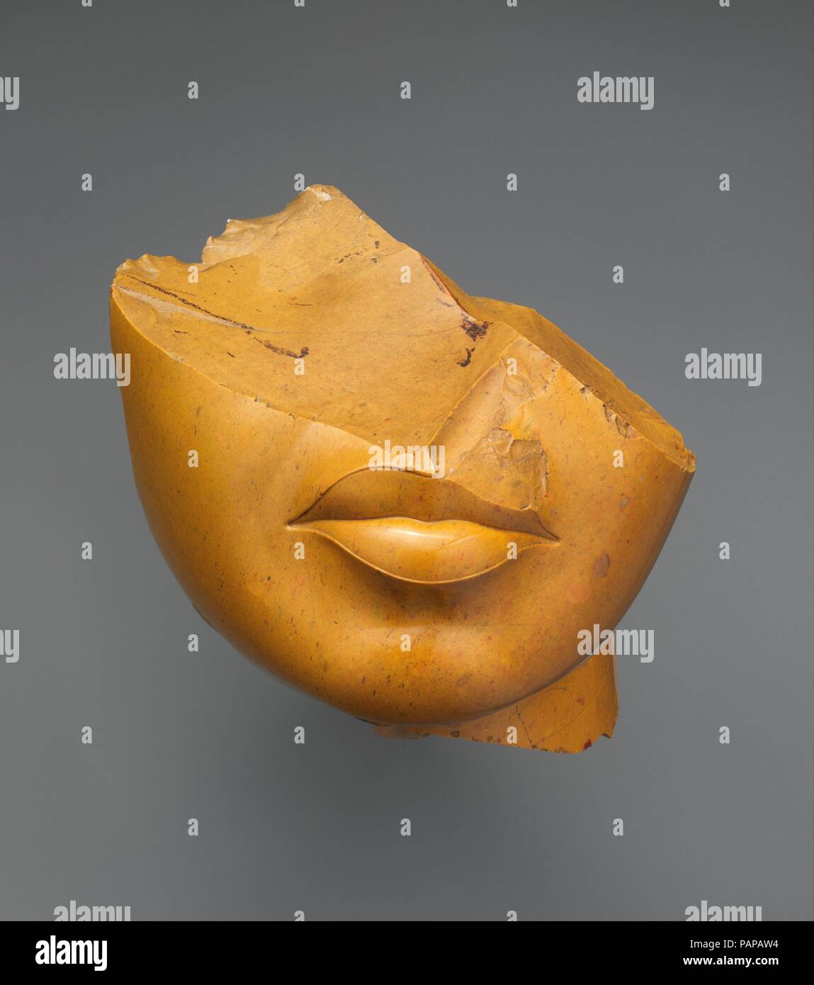 Fragment des Queen's Gesicht. Abmessungen: h. 13 cm (5 1/8 in.); w. 12,5 cm (4 15/16 in.); d. 12,5 cm (4 15/16 in.). Dynastie: Dynasty 18. Herrschaft: Herrschaft von Echnaton. Datum: Ca. 1353-1336 v. Chr.. Dieses eindrucksvolle Fragment wird von einer Statue aus verschiedenen Materialien. Die Rückseite des Stück zeigt Reste der verzapfen, die auf einem Zapfen, die vom Körper der Statue, die von Ägyptischer alabaster vorgenommen wurden. Ein weißes Kleid zu repräsentieren. Zwei Kopfbedeckungen könnte diesen Kopf haben: Das Kat-Kopftuch, oder der nubischen Perücke (wie auf der canopic jar Deckel gesehen, 30.8.54, in der gleichen Galerie). Die Royal Stockfoto